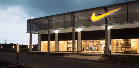 hoeveel winkels heeft nike in nederland|wat levert Nike op.